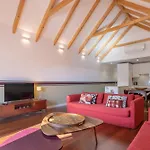 King Bed Suite, Loft With 3Wc, Ac & Self-Check-In.