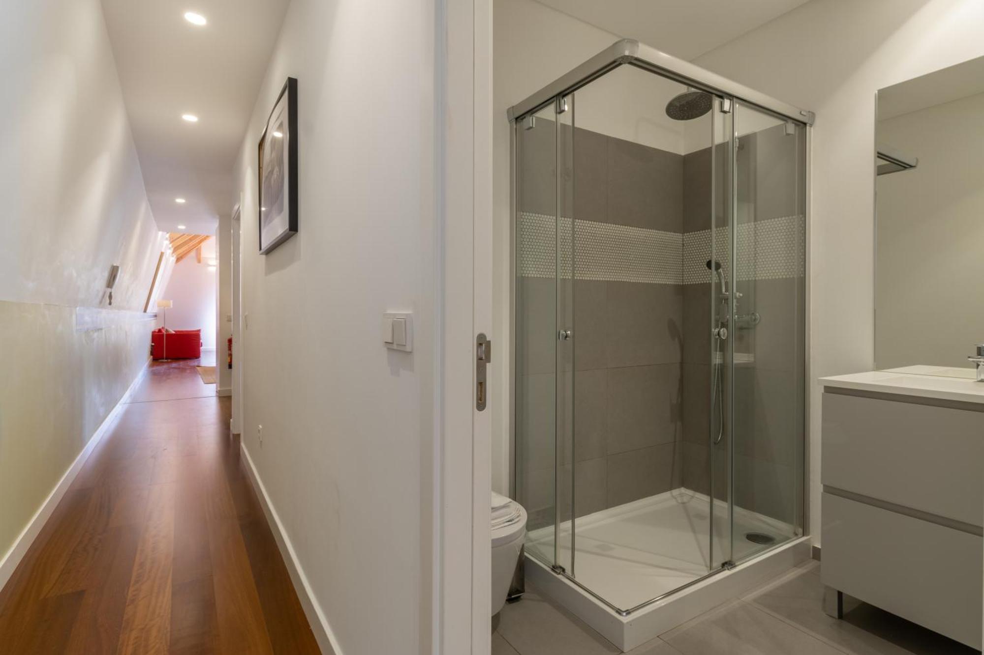 King Bed Suite, Loft With 3wc, Ac & Self-check-in.