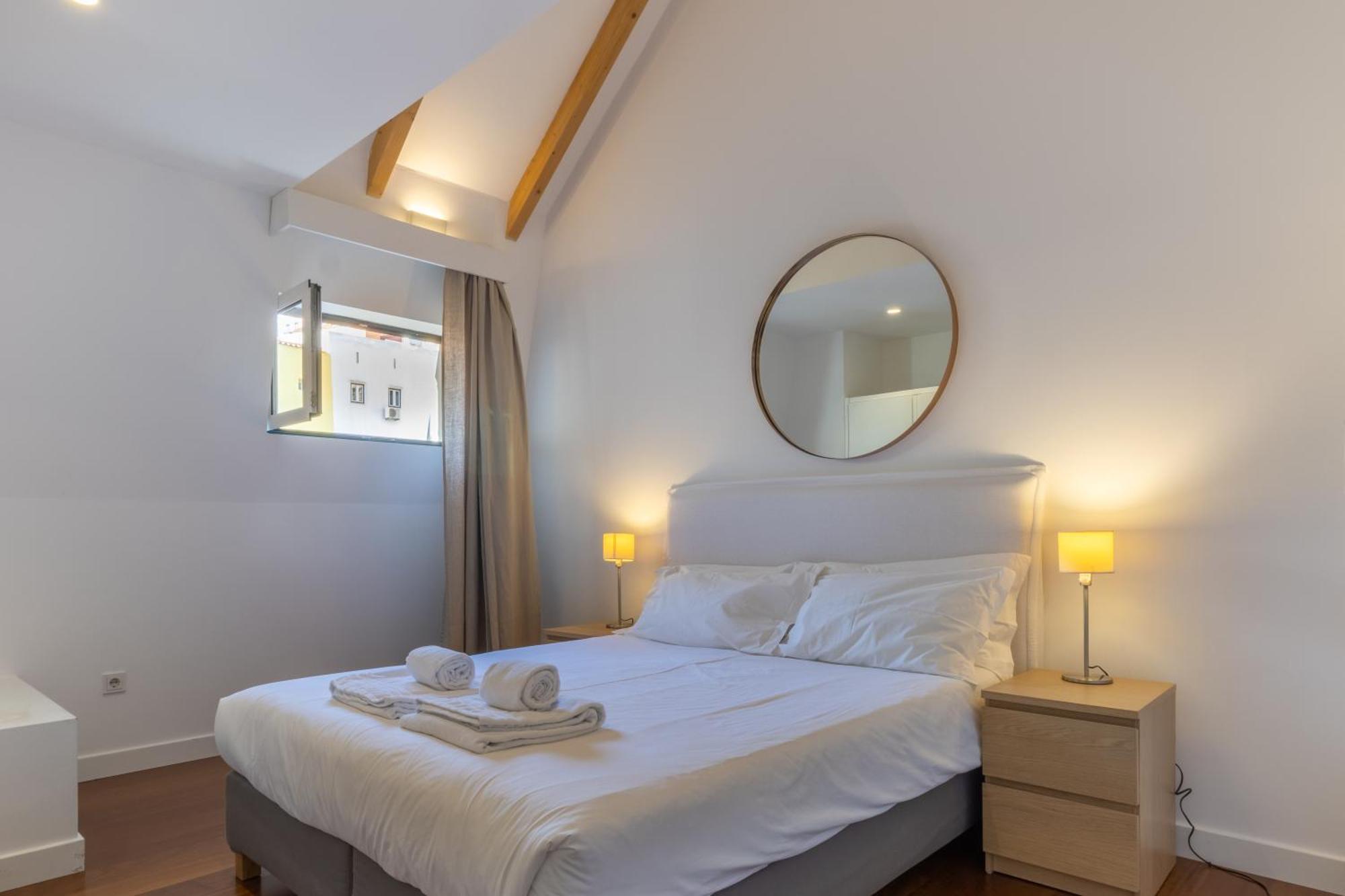 King Bed Suite, Loft With 3wc, Ac & Self-check-in. * Lisboa