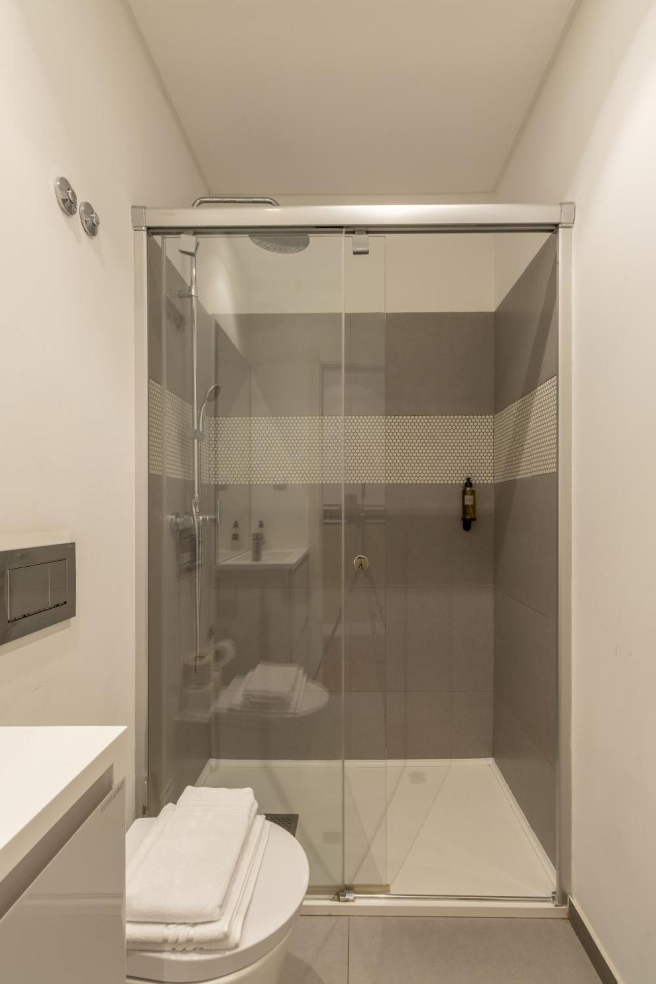 King Bed Suite, Loft With 3wc, Ac & Self-check-in. Lisboa