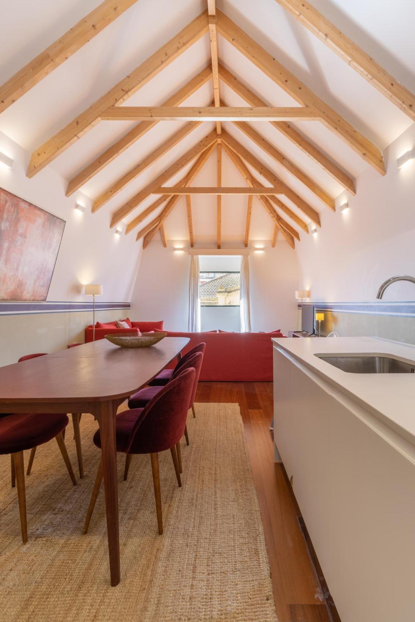 King Bed Suite, Loft With 3wc, Ac & Self-check-in.